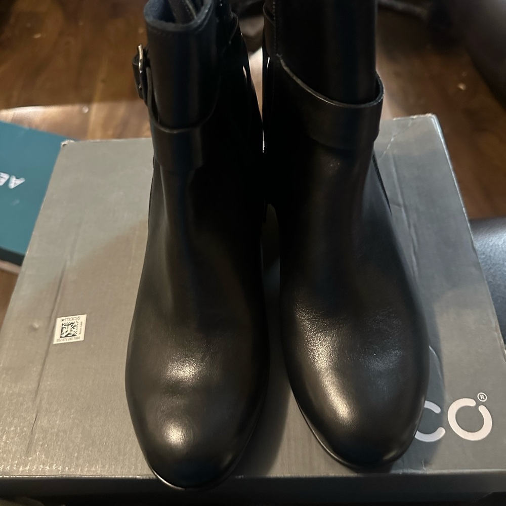 Ecco Noir Ankle Boots